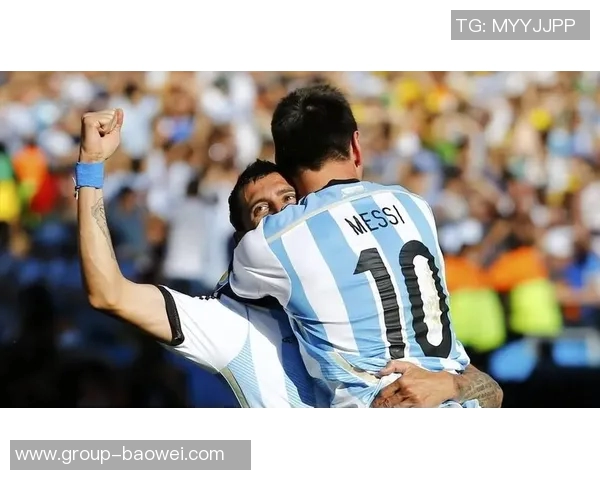 阿尔瓦雷斯与梅西迪马利亚合影庆祝世界杯夺冠三周年纪念