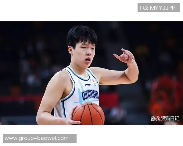 CBA赛场意外瞬间杨瀚森抢篮板时肘击加福德面部引发关注 CBA赛场意外瞬间杨瀚森抢篮板时肘击加福德面部引发关注